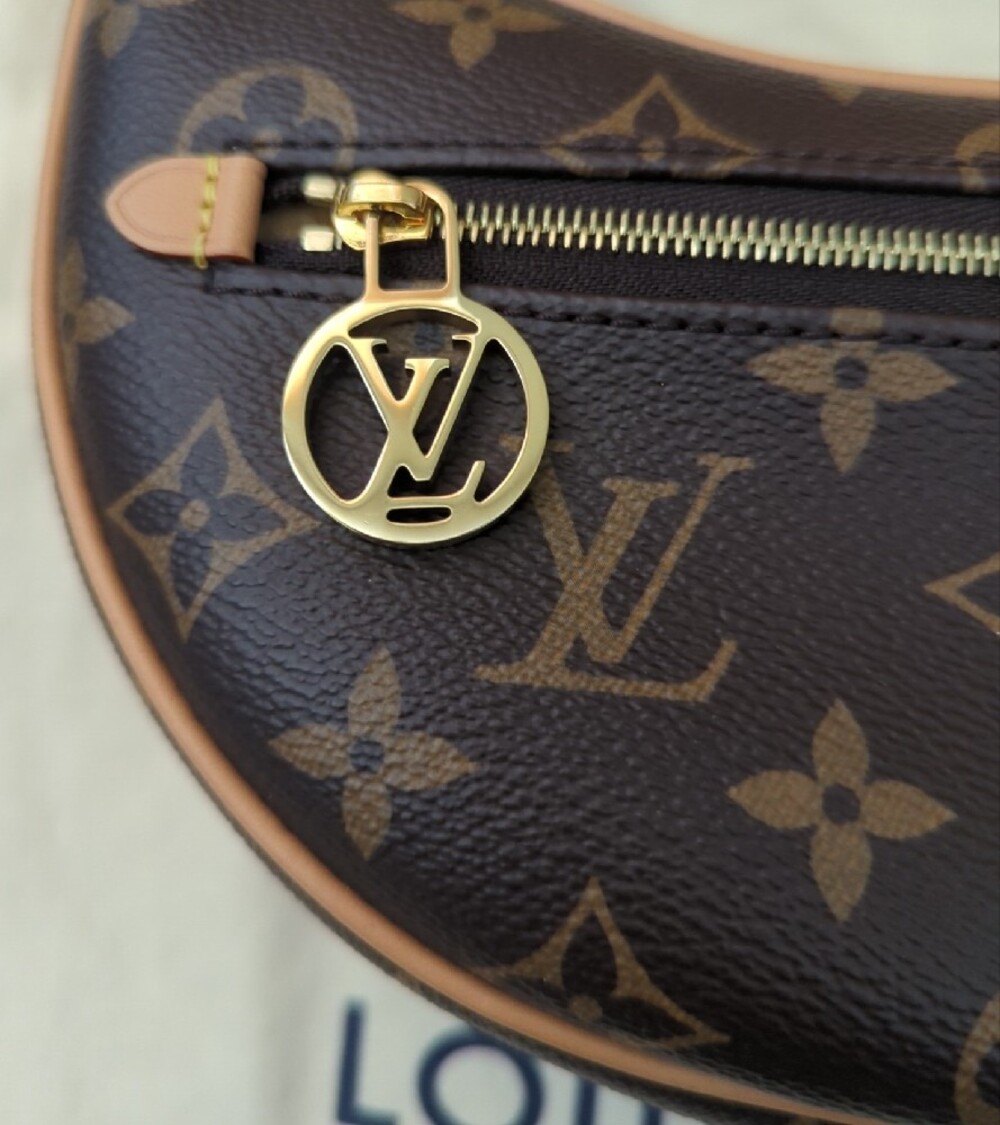 Louis Vuitton Monogram Loop - Picture 4 of 11